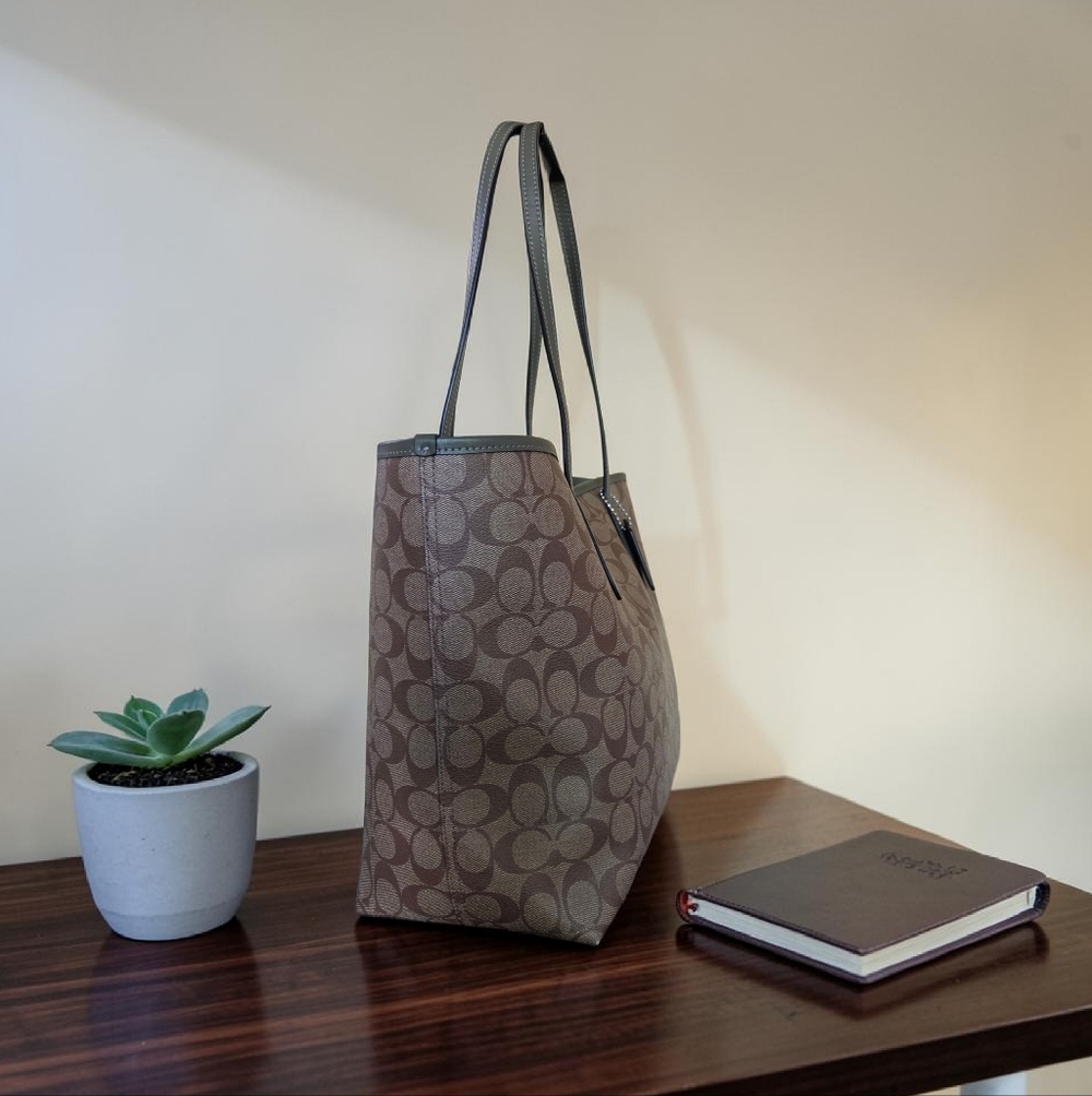 Coach - Reversible City Tote - Picture 2 of 12
